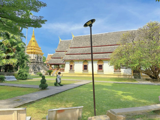 푸른 잔디 위에 펼쳐져 있는 고대 사원 Wat chiangman