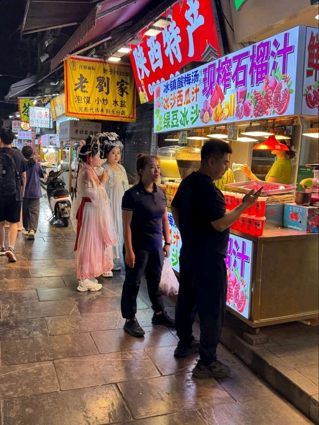 “Xi’an Nights: Lantern Streets, Muslim Quarter Feasts & Ancient Wall Evenings”