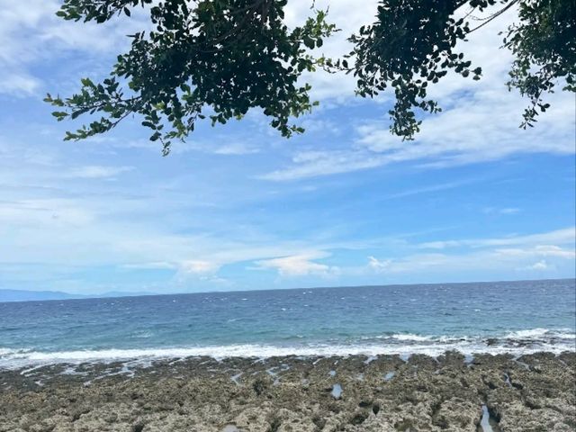 🌊 藍天碧海間的勇者試煉｜小琉球「厚石魚澳」浮潛天堂與跳海熱點