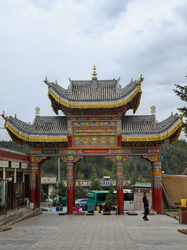 🛕 Milariba Monastery: A Towering Tribute to Tibetan Spirituality in Gannan