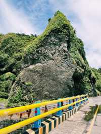 綠島馬蹄橋下|山壁岩洞與碧水交織的秘境,在自然縫隙間戲水的快意時光