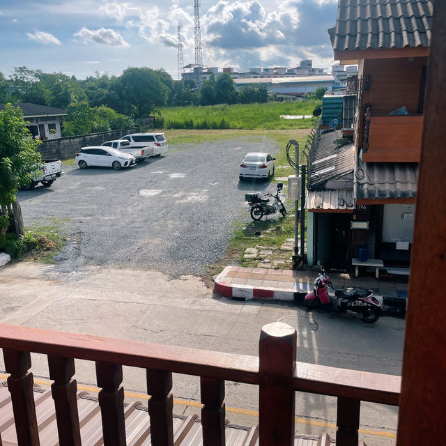 คาเฟ่บ้านไม้ 2 ชั้น ที่ให้นึกถึงสมัยยังเด็ก