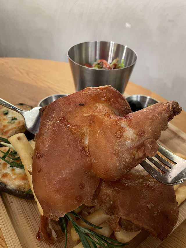 西班牙烤乳豬皮脆肉嫩