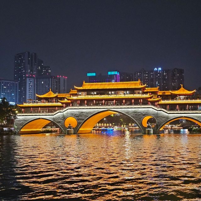 เดินตอนค่ำในเฉิงตู…ที่สะพานโค้งกลางแม่น้ำ เดินตอนค่ำในเฉิงตู…ที่สะพานโค้งกลางแม่น้ำ