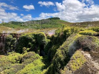 穿越火山地貌的超現實漫步