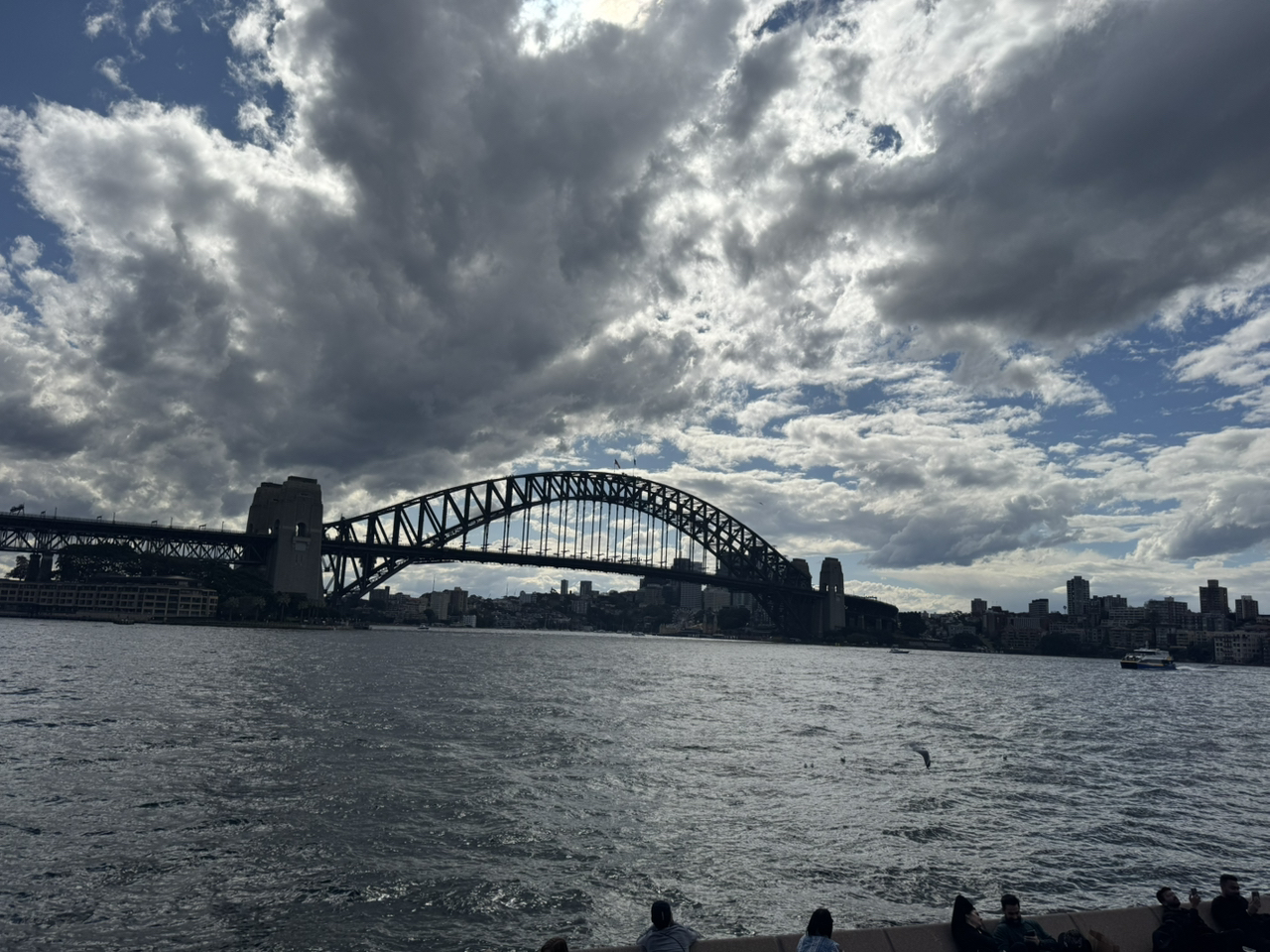 Sydney thực sự là một điểm đến tuyệt vời cho những du khách ưa thích sự thư giãn! Hành trình bao gồm ba biểu tượng của Sydney: Circular Quay, Nhà hát Opera Sydney và Cầu Sydney. Kết hợp với trải nghiệm thuyền phản lực oz Jet Boat cực nhanh, bạn sẽ thực sự bị kích thích đến mức hét lên suốt hành trình! Về đêm, bạn vẫn có thể thong thả tận hưởng đêm Sydney, nhà hát opera và cây cầu dưới ánh đèn lung linh, vô cùng hấp dẫn.

Gợi ý lịch trình

Circular Quay
"Trung tâm giao thông" của Sydney! Bạn phải đi qua đây nếu muốn đi phà đến Bãi biển Manly hoặc Sở thú Taronga. Có rất nhiều quán cà phê và nhà hàng đặc sản gần bến tàu, và thật tuyệt vời khi thưởng thức bữa sáng muộn với tầm nhìn ra biển.

Nhà hát Opera Sydney
Kiến trúc của công trình này là một biểu tượng, dù trời nắng hay mây! Chụp ảnh từ góc độ cổ điển nhất vào ban ngày, nhưng lại có một bầu không khí thanh lịch khác sau khi đèn bật sáng vào ban đêm. Dù bạn đi bộ rất gần hay ngắm nhìn từ xa, bạn cũng không thể không lấy điện thoại ra và chụp ảnh.

Địa chỉ: Bennelong Point, Sydney, NSW 2000
Mẹo: Có một quán cà phê bar ngoài trời xung quanh Nhà hát Opera, rất lý tưởng để đến vào buổi tối để ngắm hoàng hôn và nhâm nhi một ly đồ uống.

Cầu Cảng Sydney
Một trong những địa danh nổi tiếng của Sydney, khung cảnh kinh điển giữa khu Circular Quay và Nhà hát Opera. Nhiều người chọn tham gia hoạt động leo cầu Sydney, cho phép bạn ngắm toàn cảnh Sydney.

Địa chỉ: Sydney, NSW 2000
Mẹo: Cầu càng đẹp hơn dưới ánh đèn vào ban đêm. Nhớ ở lại qua đêm và từ từ chờ màn đêm buông xuống!

Thuyền Oz Jet - Các hoạt động dưới nước cực kỳ nhanh
Để trải nghiệm cảm giác mạnh, bạn nhất định phải thử Thuyền Oz Jet. Trước khi thuyền khởi hành, một nhóm người đứng ở bến tàu, háo hức chờ đợi trải nghiệm được tung mình xuống nước, vừa phấn khích vừa vui vẻ, hò hét suốt chặng đường, đảm bảo sẽ không bao giờ chán! Nhưng nhớ mang theo áo gió hoặc áo mưa dự phòng, vì bạn có thể bị ướt sau khi ngồi.

Địa điểm: Gần Circular Quay
Giờ mở cửa: Hàng ngày 9:00-17:00
Mẹo: Nên đặt chỗ trực tuyến trước.

Gợi ý về ẩm thực/mẹo vặt
Có rất nhiều nhà hàng quanh Ring Pier. Bạn nên thưởng thức cocktail hoặc đồ ăn nhẹ tại Opera Bar.

Hướng dẫn di chuyển:

Từ sân bay đến Ga Trung tâm/Circular Quay mất khoảng 25 phút đi tàu và đi bộ/phà rất thuận tiện trong trung tâm thành phố Sydney.

Mẹo nhỏ: Thời tiết thay đổi thất thường, chuyến đi có lúc mưa lúc nắng, hãy mang theo ô + áo khoác để phòng trường hợp bất trắc; nếu muốn tham quan nhà hát Opera vào ban đêm, bạn cũng có thể tản bộ thong thả vào buổi tối, nhịp điệu thư thái và dễ dàng ghi lại khoảnh khắc về đêm.

Khi đến Sydney, đừng bỏ lỡ các hoạt động dưới nước và ánh đèn lung linh về đêm! Nếu muốn vui chơi, hãy nhớ mang theo đồ chống nước; nếu muốn chụp ảnh đẹp, bạn nhất định phải chụp một tấm vào buổi sáng và một tấm vào buổi tối, chắc chắn bạn sẽ không bỏ lỡ!

#Hoạt động dưới nước ở Sydney #Điểm chụp ảnh ở Sydney #Cảnh đêm ở Sydney #Hướng dẫn tham quan bến tàu tròn #Mẹo du lịch thiết thực