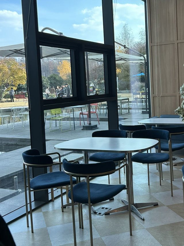 쾌적하고 넓은 브런치 카페💚 오후의 작은 여유