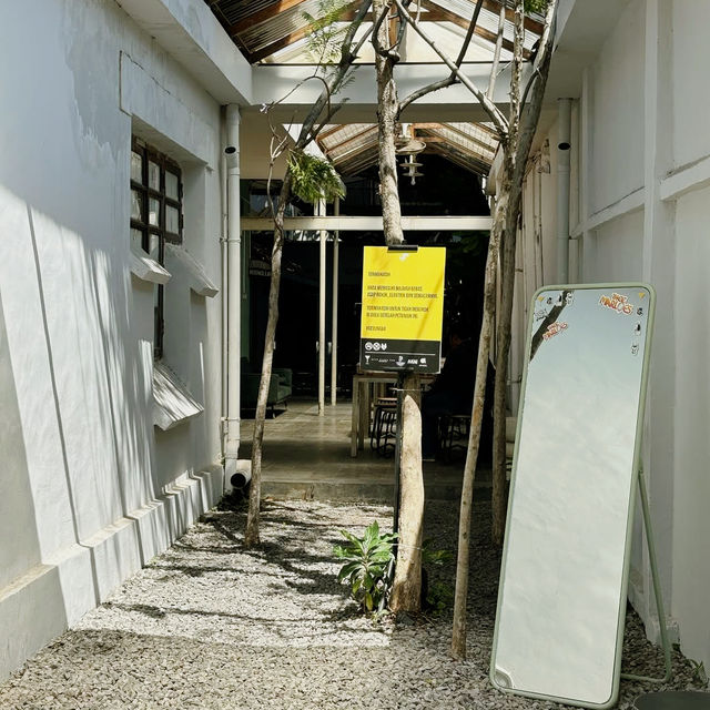 Earthy Sips & Subtle Scenes Earthy Sips & Subtle Scenes