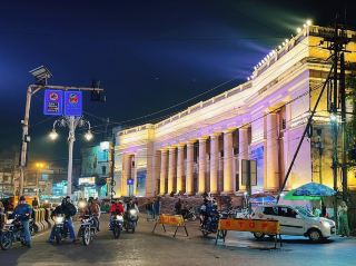 インドといえばタージマハルだけ？グワリオールの輝く夜の街。