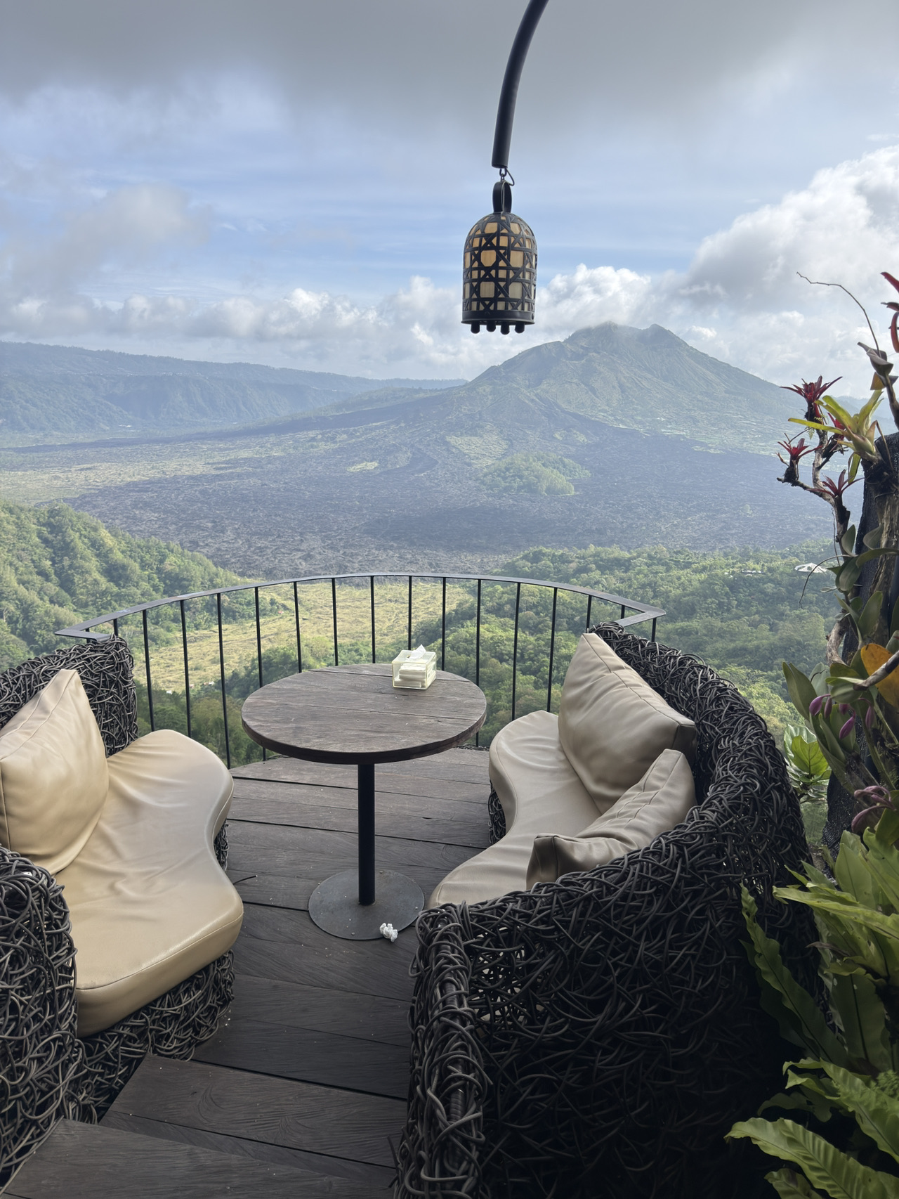 Jika Anda ingin menikmati kopi sambil menikmati pemandangan alam selama perjalanan Anda di Bali, Akasa Specialty Coffee adalah tempat yang populer. Kafe ini terletak di daerah Kintamani, Bali, dan memiliki area tempat duduk di teras dengan pemandangan panorama Gunung Batur dan danau.

Berbeda dengan kafe dengan pemandangan laut di Bali bagian selatan, kafe di dataran tinggi ini menawarkan suasana sejuk dengan latar belakang pemandangan gunung berapi dan pegunungan, memberikan udara segar dan pemandangan yang luas. Terutama pada hari-hari cerah, pemandangan gunung berapi yang mengintip di balik awan sangat mengesankan.

Kafe ini menggunakan kopi Arabika lokal Kintamani dan dikenal dengan pendekatan "dari kebun ke cangkir" dalam menyajikan kopi.

Harga Menu (Perkiraan)
Kopi: Sekitar 25.000 ~ 59.000 IDR
Makanan / Brunch: Mulai dari sekitar 40.000 IDR ke atas

Jika dibandingkan dengan kafe lokal lainnya, tempat ini menawarkan nilai yang baik untuk uang.

Tips Berkunjung

✔ Sebaiknya datang pagi hari
Pemandangan gunung berapi dan awan paling indah di pagi hari.

✔ Waktu tempuh dari Ubud
Ubud → Sekitar 1 jam

✔ Cuaca sangat berpengaruh
Jika mendung, gunung berapi mungkin tidak terlihat.