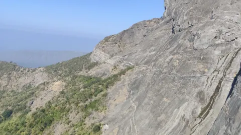 기르나르: 인도 구자라트의 신성한 산에서 느끼는 영적 여행 — traveler post in 주나가드