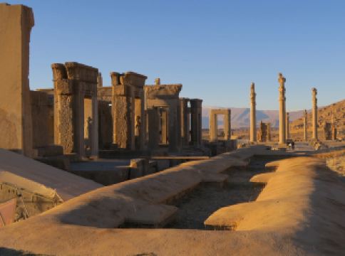 Персеполис — величие древней Персии 🏛️✨

Развалины древнего Персеполиса в Иране, недалеко от Шираза, — одно из самых красивых и впечатляющих мест страны. Это обязательная точка для всех, кто любит древнюю историю и археологию.
Сохранность многих сооружений и артефактов по-настоящему поражает: рельефы, колонны, лестницы — всё это позволяет буквально прикоснуться к эпохе великой Персидской империи и почувствовать её масштаб и мощь.
#Персеполис #Иран #ДревняяИстория #Шираз #Путешествия #TripMoments