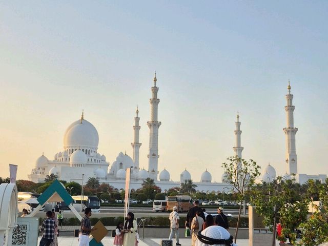 🗓️ Itinerary (Updated Day 3 – Abu Dhabi Mosque)