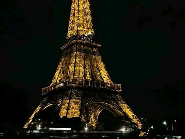 🎃 Spooky Nights Under the Iron Lady: Halloween at the Eiffel Tower 2025! 🗼👻