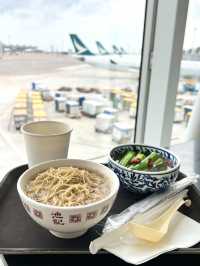 香港旅行の最後に空港で食べられる海老ワンタン麺