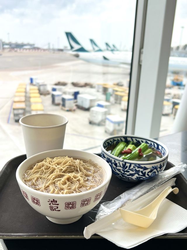 香港旅行の最後に空港で食べられる海老ワンタン麺
