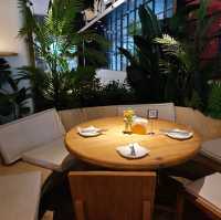 Warm Culinary Haven at Mama Kelly