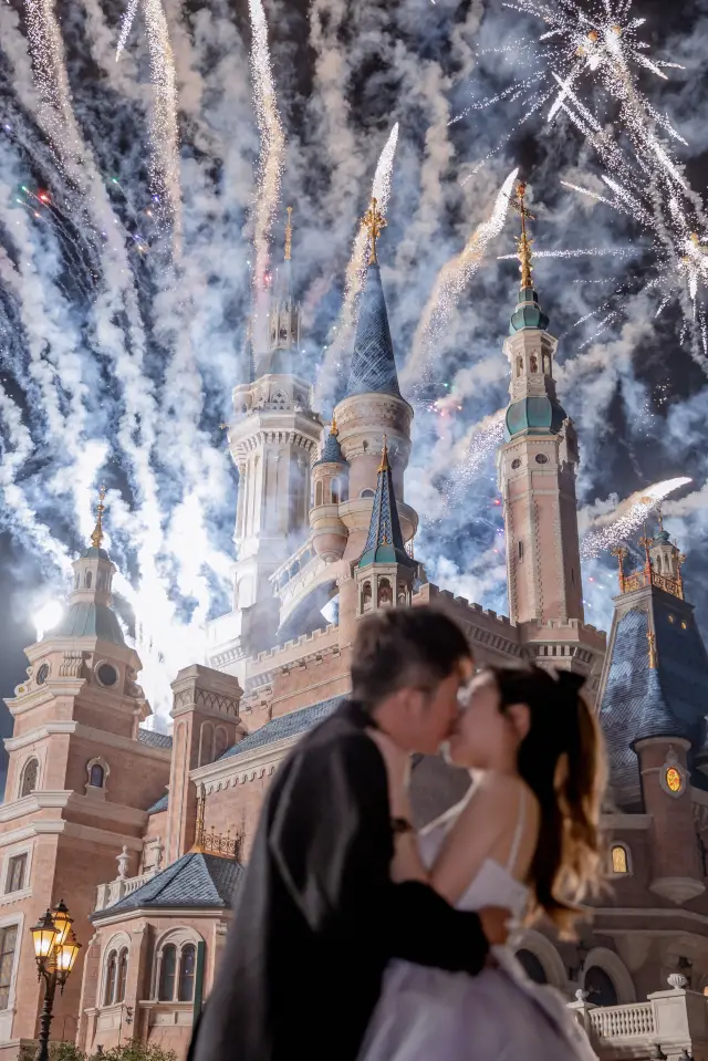 You must not miss taking pictures of fireworks with your loved one at Disney