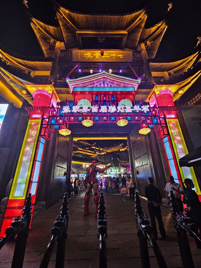 搭了七個多小時高鐵終於到張家界了 ​ ​第一天先隨意在市區溜達，發現這邊的空氣質素真的超好，它是清新