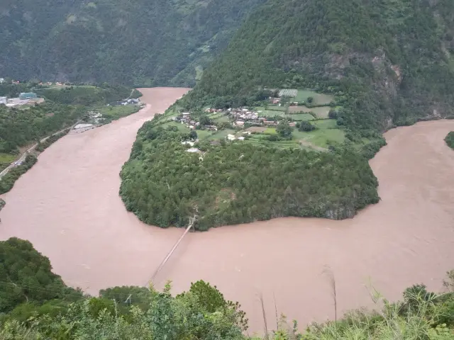 Bingzhongluo is the first bend of the Nu River