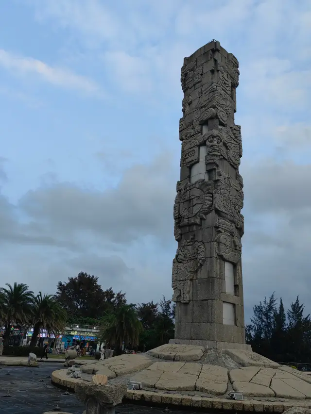 Stunning seaside totem poles! A hidden check-in spot at the Yalong Bay Central Square