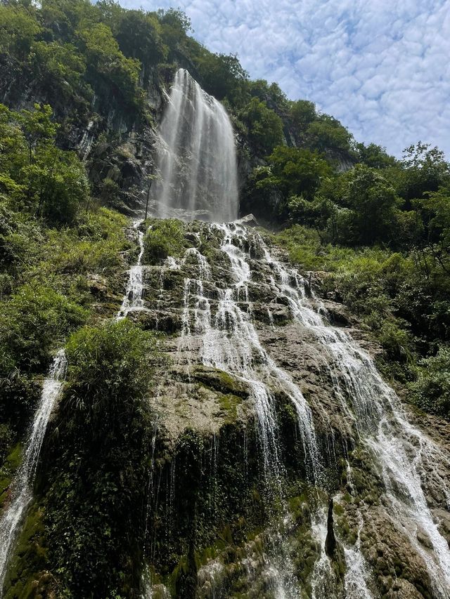 四川廣安天意谷山野間的綠潭飛瀑