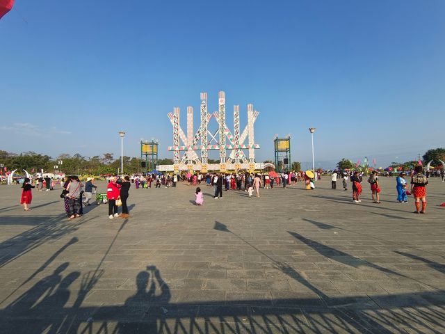 到芒市看景頗族目瑙縱歌