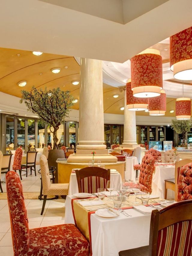 🌟✈️ Luxe Layovers: Emperors Palace's Finest! 🏨👑