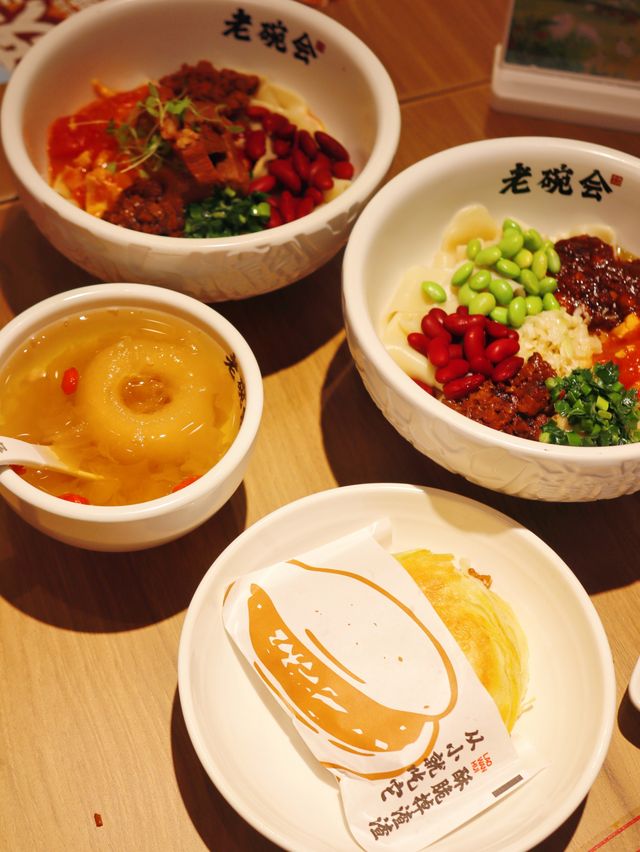 佛山新開的餐廳,提供比臉還大的biangbiang面。