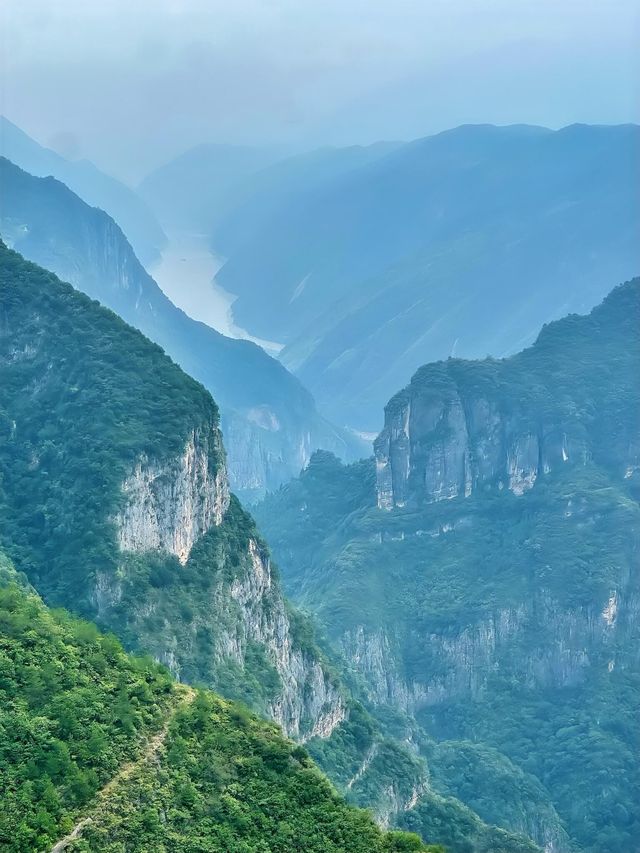 滿月照耀山城，中秋自駕遊重慶——探索魔幻霧都的三天兩夜之旅。