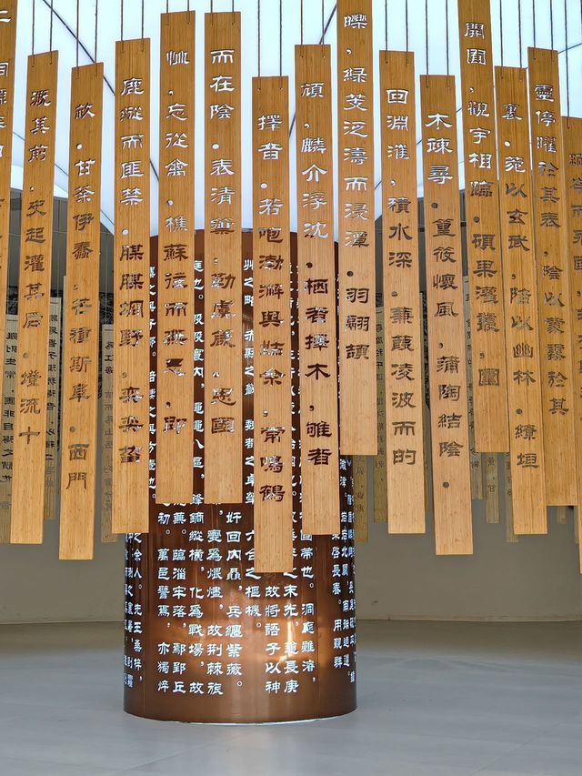 天下之中在哪？西周建城洛邑，是為天下之中。洛邑即在今洛陽。十三朝古都，媲美長安！ 洛陽怎能不去？了我。