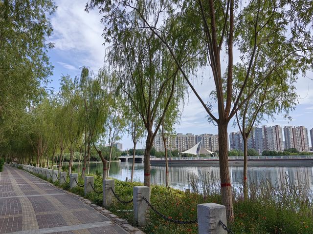 絲路旅遊小鎮紅顏已逝，天鵝河近在咫尺。