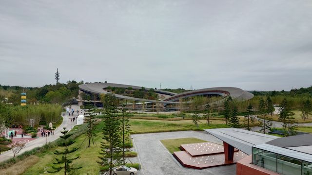 新開的成都世園瀑布美憬閣酒店，仿佛住進了美術館。