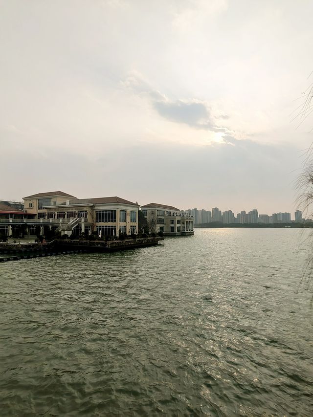 蘇州金雞湖李公堤，湖光山色中顯歷史韻味