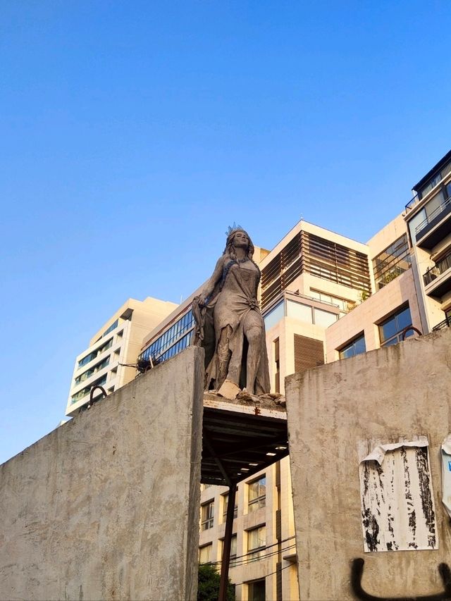Beirut: A Walk Through History Amidst the Ruins 🏙️💔