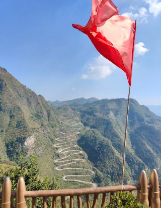 Qinglong, Guizhou | The 24-Turn Road: A Day Winding Through History's Curves