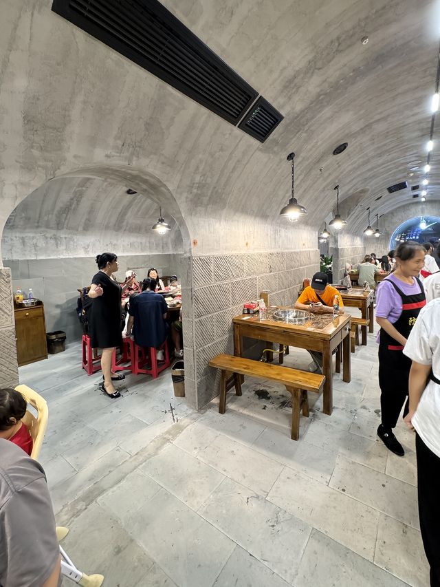 嚟重慶第一餐。。。食洞子火鍋。。。