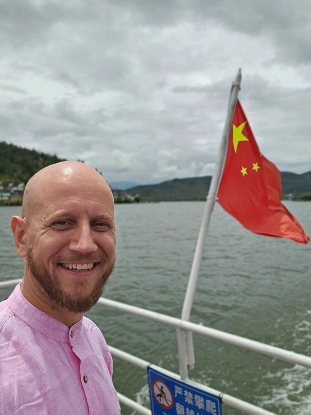 5 minutes by boat to immerse yourself in another world
