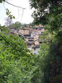 黃泥青瓦疊山間