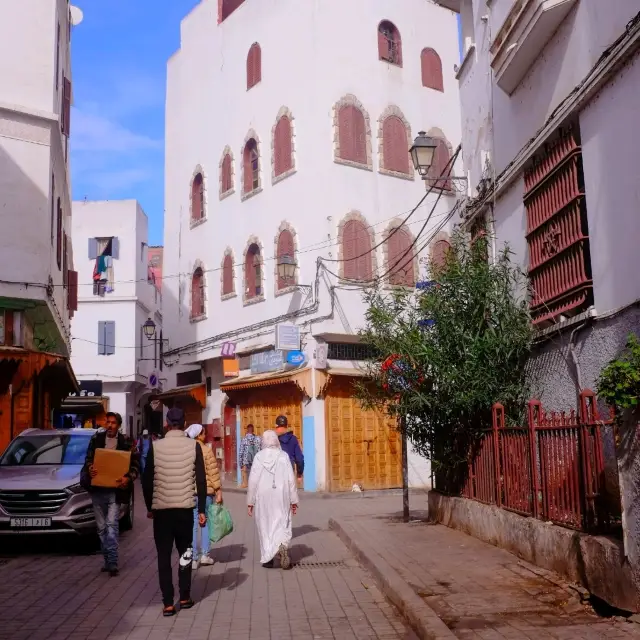 Casablanca’s Hidden Alleyways – Stories Behind the Walls 🌿