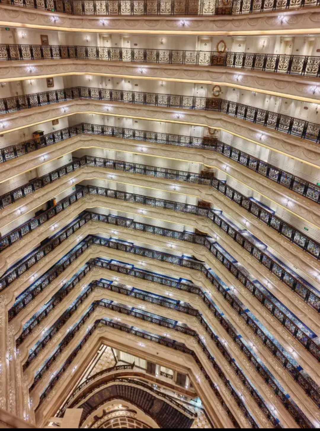 Hotel ini terletak di pusat kota Beijing, bintang lima, dengan arsitektur klasik Eropa, memiliki total 390 kamar yang elegan dan anggun, termasuk 79 apartemen hotel yang lengkap fasilitasnya dan 126 suite pribadi. Hotel ini merupakan salah satu hotel resmi penyambutan Olimpiade Beijing 2008, pernah menyambut 34 menteri olahraga dan kepala negara serta pemimpin dari lebih dari 40 negara.

📍Alamat lengkap
No. 90-92, Jinbao Street, Distrik Dongcheng, Beijing, Hotel Lijun.

📝Tips penting
Hotel ini mengusung gaya Barok Prancis dan Rokoko, dengan taman bergaya halaman Prancis yang halus dan elegan menyatu sempurna dengan dinding luar berwarna krem, menampilkan suasana Paris abad ke-19. Lobi menggunakan struktur atrium setinggi 17 lantai, koridor bergaya kotak teater, memiliki 6 restoran dan bar dengan gaya berbeda, menyediakan layanan resepsionis 24 jam, penitipan bagasi, layanan penyewaan mobil, layanan antar-jemput bandara, penukaran mata uang asing, dan layanan lengkap lainnya. Tempat parkir bawah tanah menawarkan diskon 50%, memberikan kemudahan bagi para pengendara mobil pribadi.