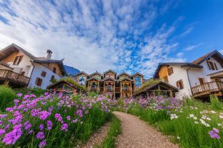 Остров Лиге расположен в самом сердце озера, бухта Богини купается в сиянии заката, а деревянные дома хранят очарование народа мосо.