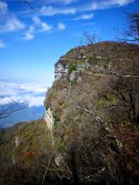 雲霧繚繞龍頭山