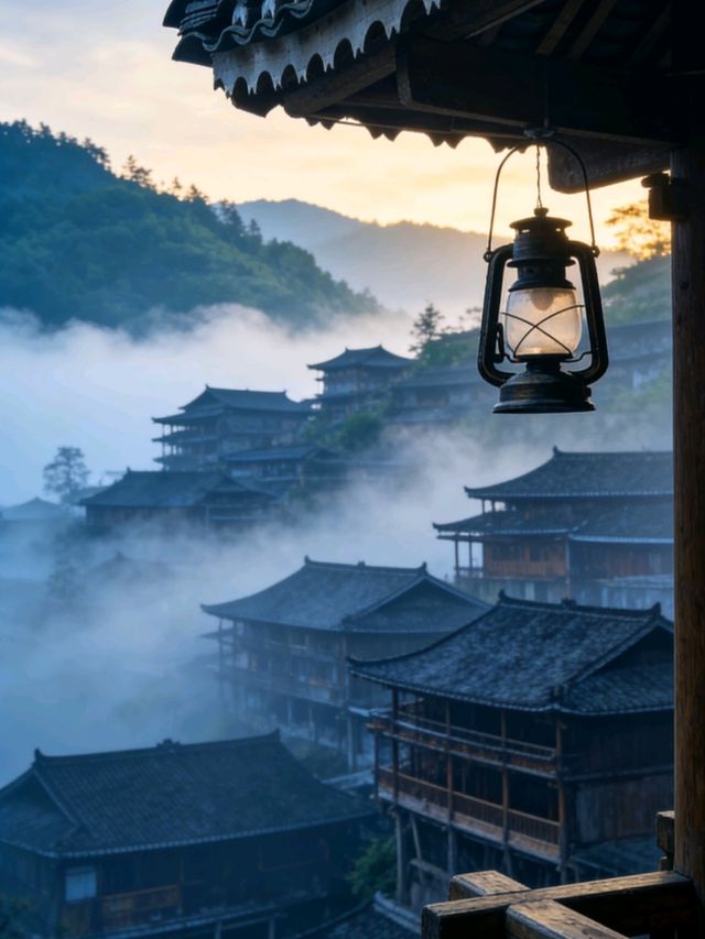 貴州黔東南：千戶苗寨的吊腳樓在梯田邊鋪成畫卷