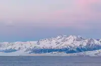 賽里木湖冬日限定粉色雪山