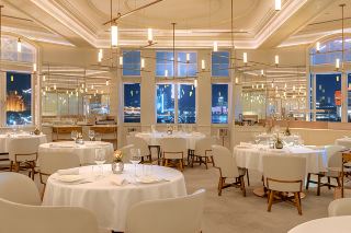 ร้านอาหารฝรั่งเศสสุดหรู Jean Georges บนถนน Bund เป็นตัวเลือกที่สมบูรณ์แบบสำหรับเดทในวันคริสต์มาส ฉันไปเยี่ยมชมร้านอาหารฝรั่งเศสระดับมิชลินสตาร์ที่มีชื่อเสียงมายาวนานแห่งนี้ในเซี่ยงไฮ้มาวันนี้แล้ว