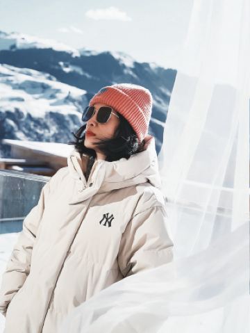 Romantic Winter in Zhaosu | Stay in a log cabin between snow-capped mountains and Jade Lake