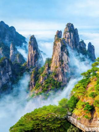 คู่มือหลีกเลี่ยงฝูงชนช่วงวันหยุดที่ซานชิงซาน | ภูเขาแห่งเทพนิยายที่ซู่ซือยกย่อง ออกเดินทางไปพบกับทะเลหมอกอายุพันล้านปี "หลังจากเที่ยวชมภูเขาศักดิ์สิทธิ์ทั้งห้าแห่งแล้ว ทิวทัศน์ที่งดงามที่สุดอยู่ที่ซานชิงซาน"