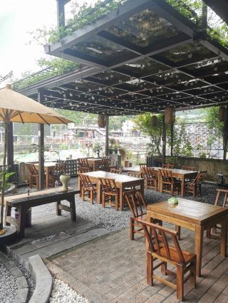 A family of six travelled to Fenghuang Ancient Town and stayed at Deng Ni Lai San Sheng San Shi Art Homestay for a heart‑warming Xiangxi trip. For big‑family trips, spacious and comfortable accommodation matters most. The family suites here are roomy and well‑arranged, making both elders and kids feel relaxed and at ease .
 
Tucked away from noisy crowds, the homestay offers wonderful views of Tuojiang River out of the window. You may enjoy ancient‑town scenery on the terrace. Popular spots like Snow Bridge and stilt‑house clusters are within easy walking distance. Delicious local dishes are served onsite, so you can skip the trouble of hunting for restaurants. Thoughtful hosts are ready to offer practical travel tips.
 
Wander along stone streets in daytime to experience local life. At night, admire shimmering town lights mirrored on the river. Chat and take photos with your loved ones, immersing yourselves in unique landscapes and culture of Xiangxi. It is a satisfying family getaway filled with precious memories.