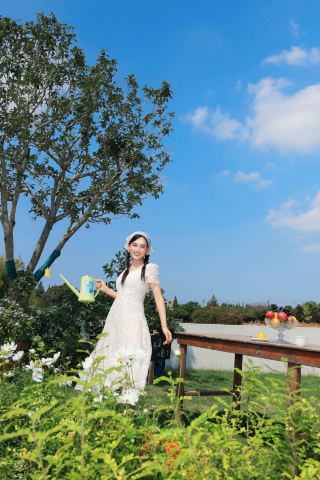 More than just delicious food, this carefree sanctuary hidden in a sea of flowers is incredibly photogenic